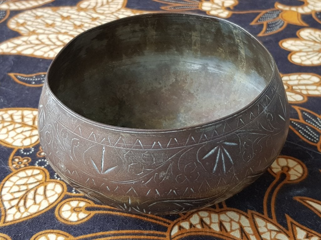 Mooie zware antieke Oosterse kom van brons 12,5 cm., Antiek en Kunst, Antiek | Koper en Brons, Ophalen of Verzenden, Brons