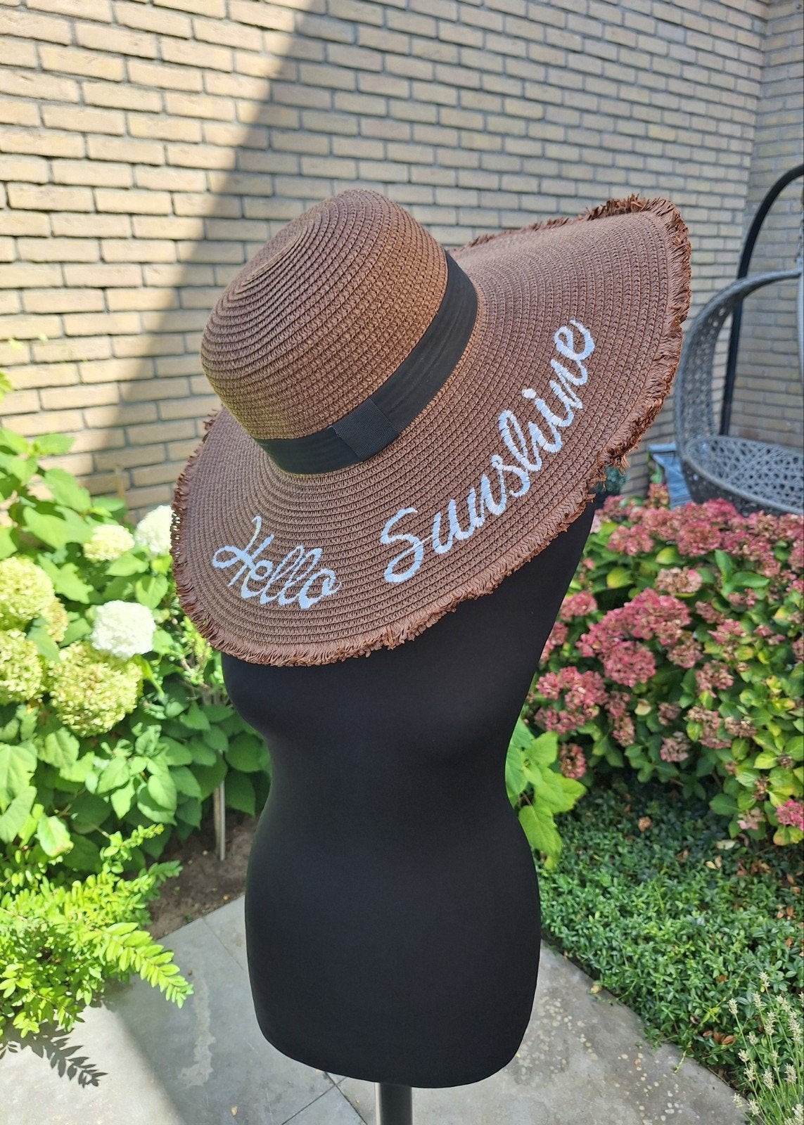 Bruine strohoed met 'Hello Sunshine' opdruk, Kleding | Dames, Hoeden en Petten, Ophalen of Verzenden, Zo goed als nieuw, Hoed