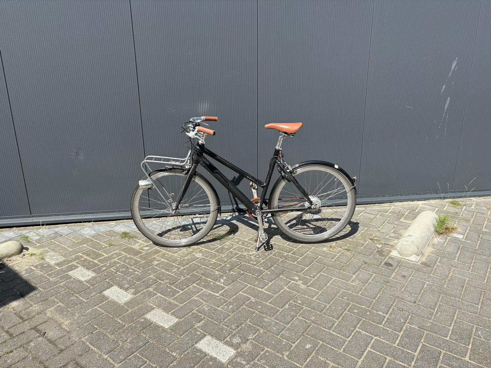 Zwarte e-bike met voorrek en bruine accenten, Gebruikt, 51 tot 55 cm, 30 tot 50 km per accu, Ophalen