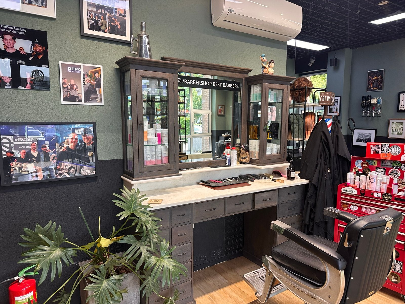 Vintage Barbershop Werkstation met Spiegel en Kasten, Diensten en Vakmensen, Kappers en Thuiskappers