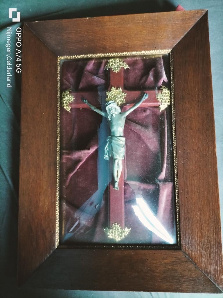 Crucifix achter bol glas, Ophalen of Verzenden