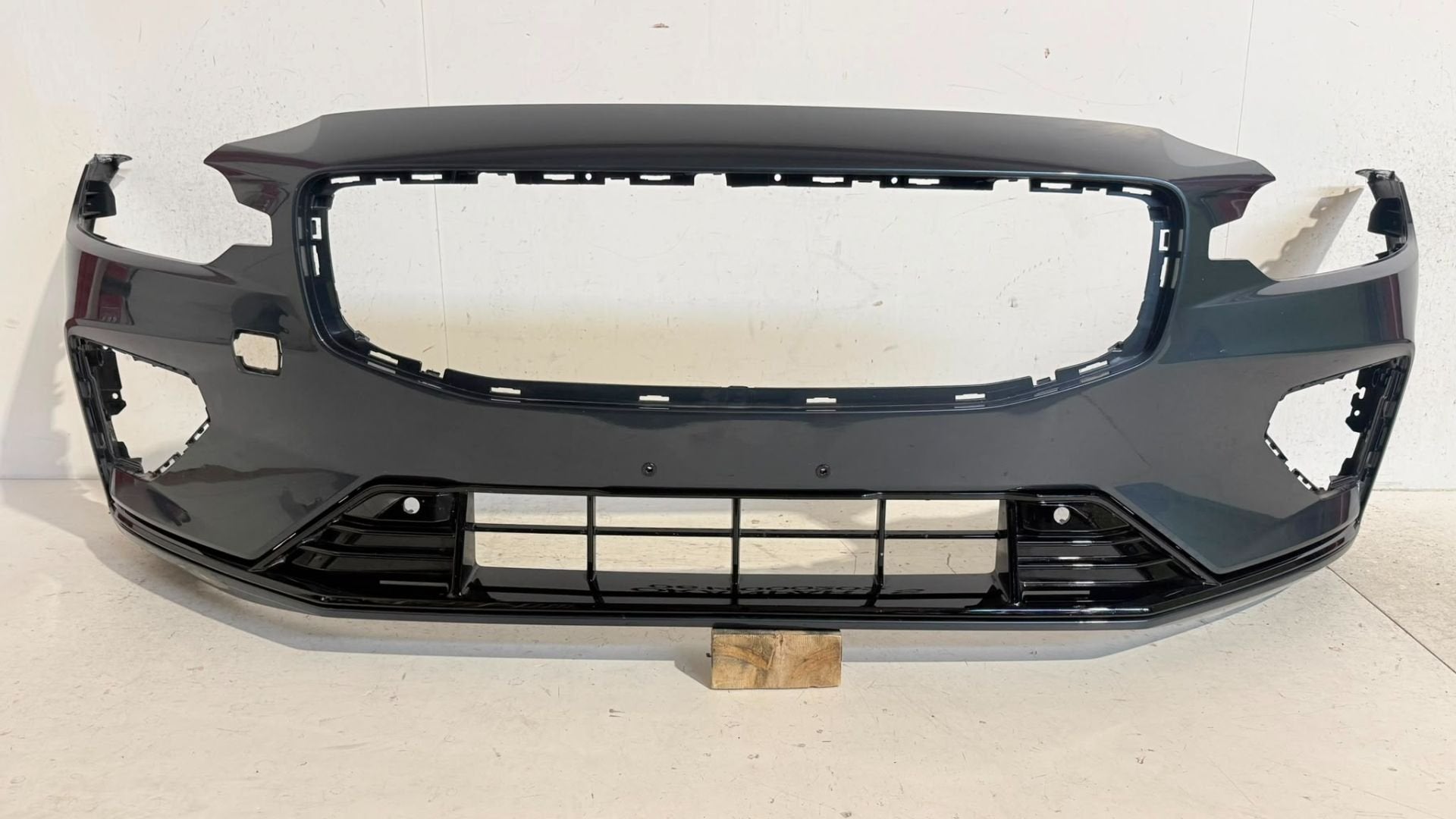 Volvo V60 II S60 II R-Design voorbumper 31690530, Auto-onderdelen, Gebruikt, Gunnar Engellaus vag 8
405 31  Gothenburg, SE, Voor