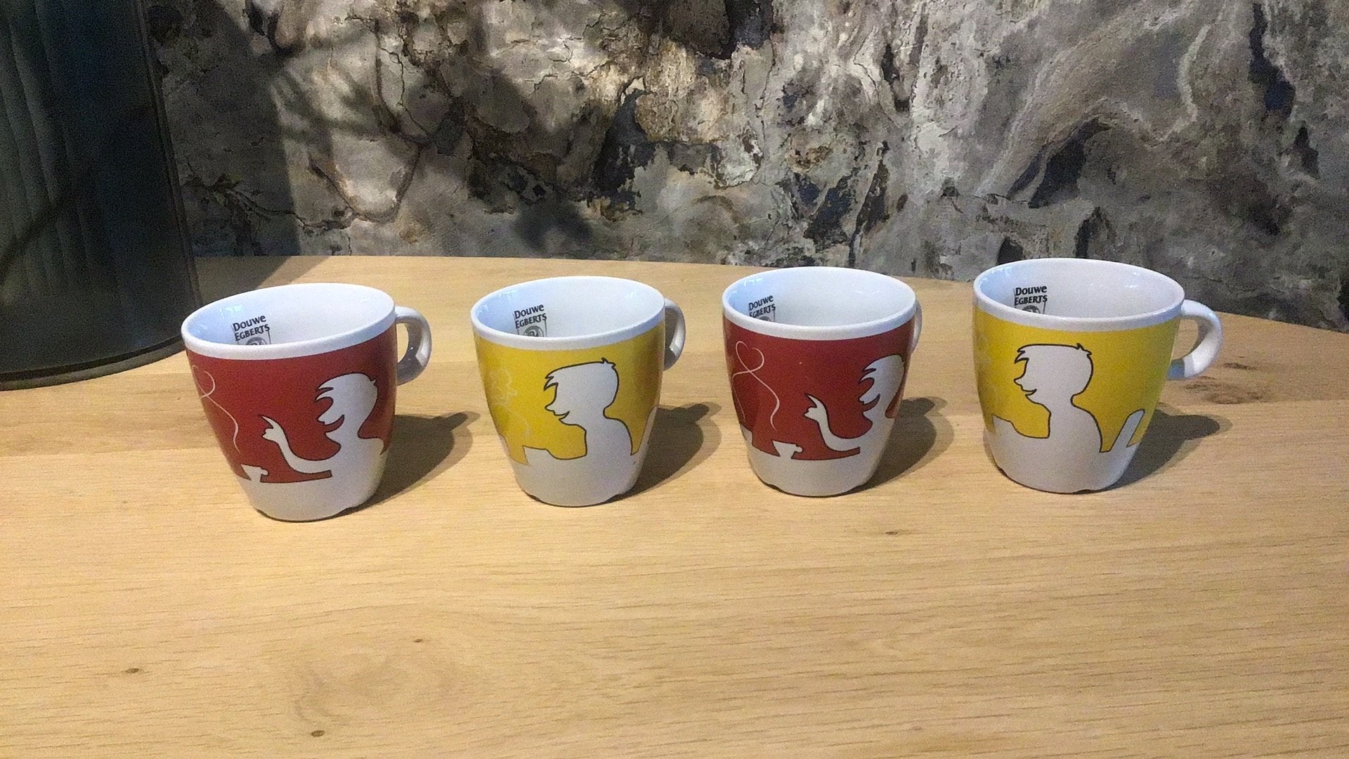 4 ongebruikt bekers van Douwe Egberts, Huis en Inrichting, Ophalen, Zo goed als nieuw, Overige stijlen, Kop(pen) en/of Schotel(s)