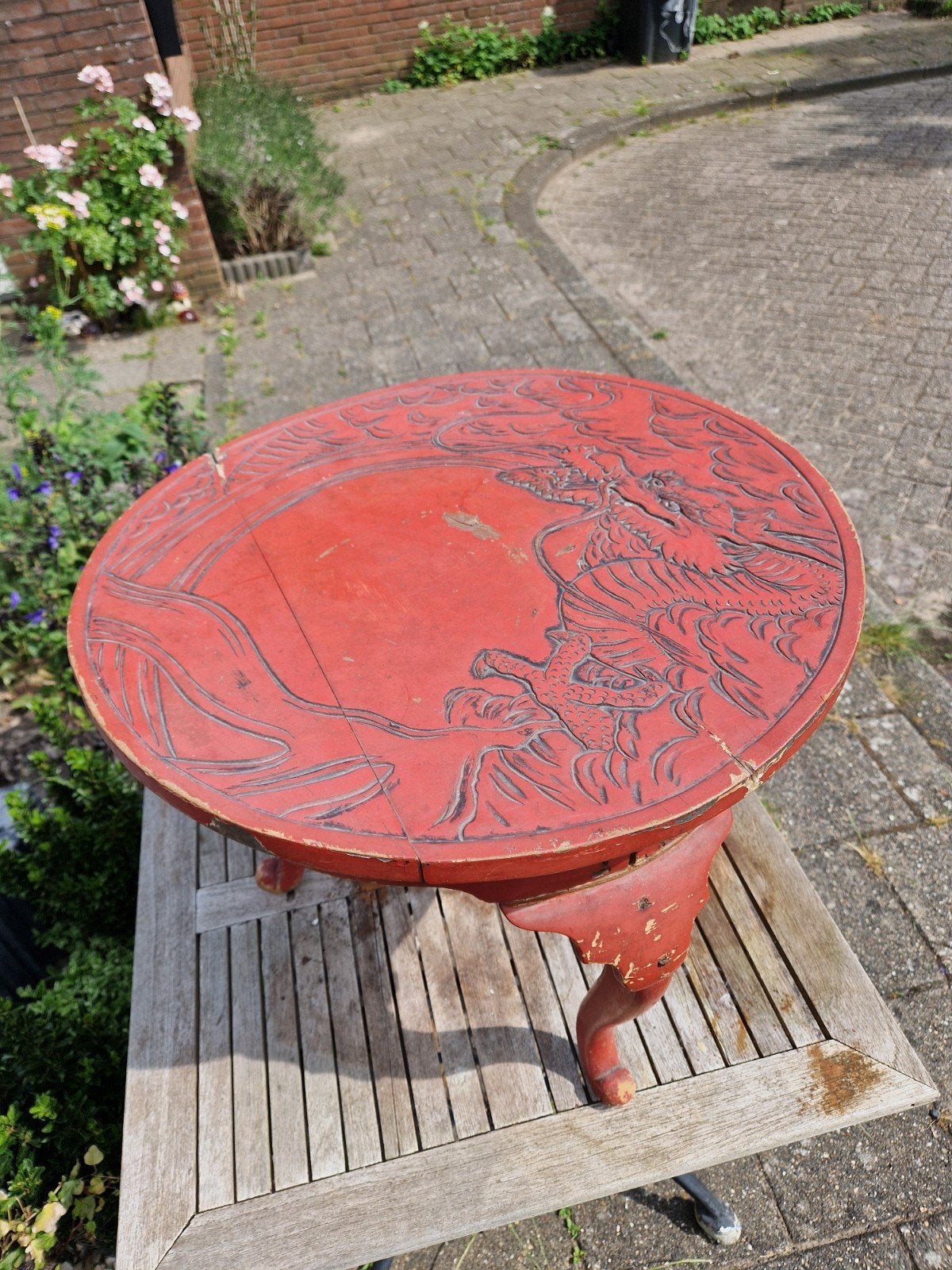 Antieke Chinese Rode Bijzettafel met Drakenreliëf, Ophalen of Verzenden