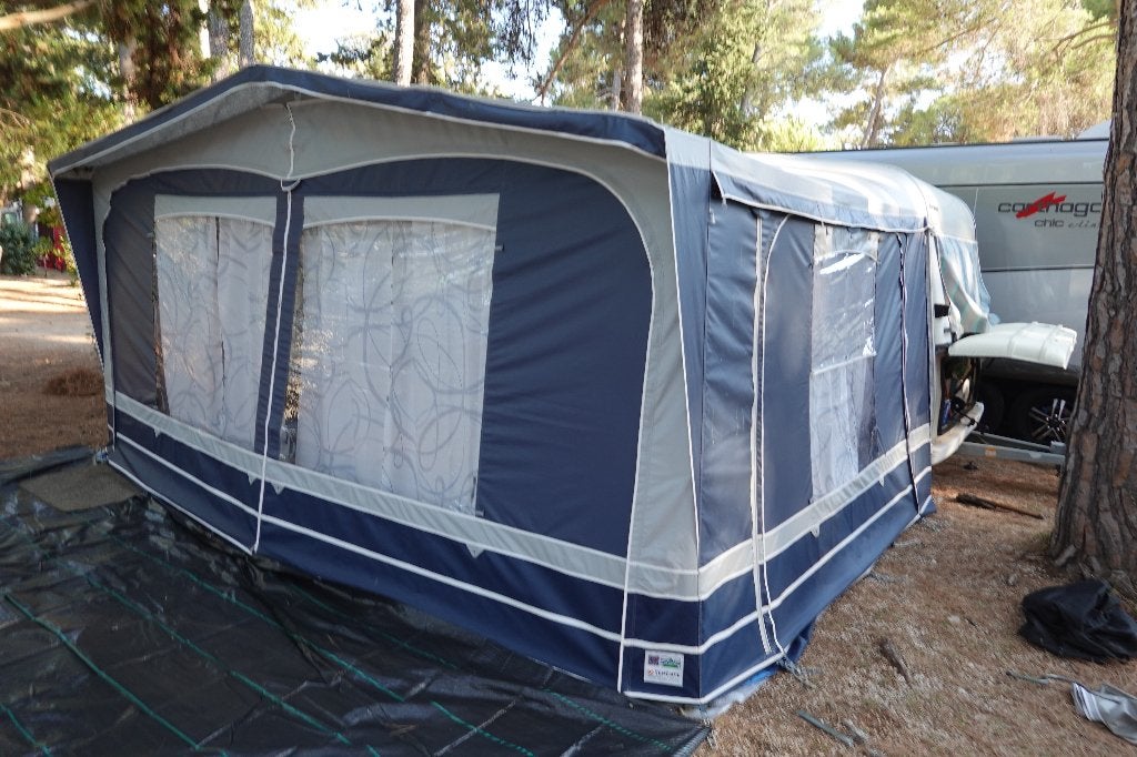 Caravan in Kroatie Buerstner Holliday, Caravans en Kamperen, Caravans, Particulier, tot en met 4, 500 - 750 kg, Rondzit, Bürstner