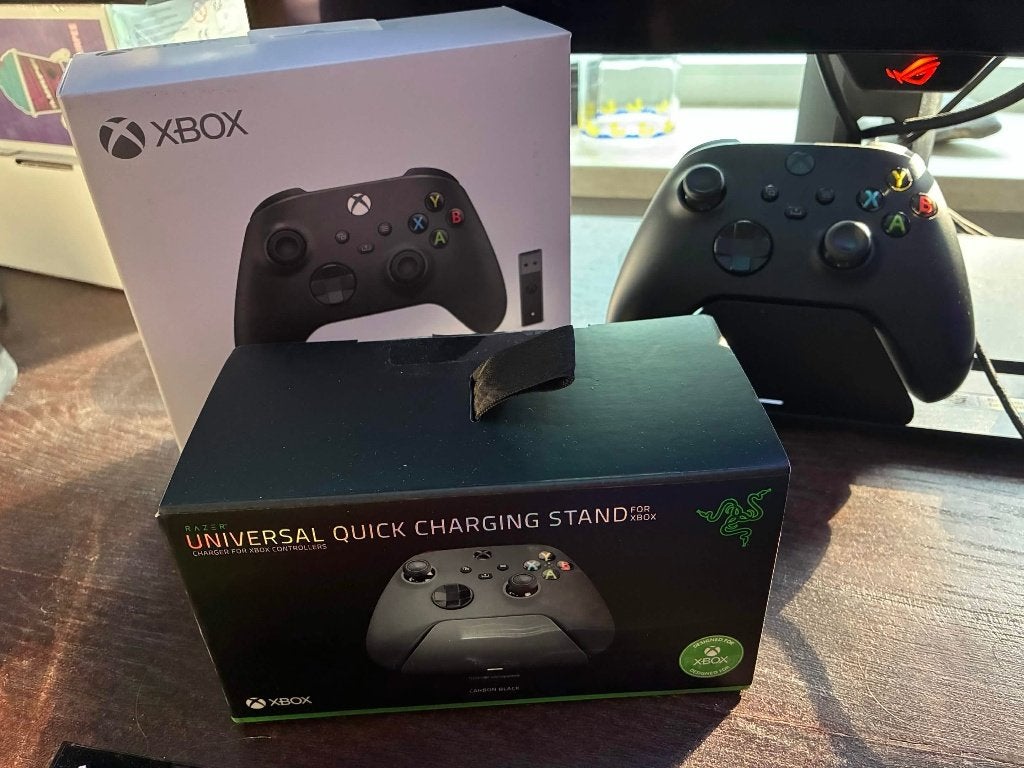 Xbox Wireless Controller (2020) + Dongle + Razer Charge Dock, Gebruikt, Ophalen of Verzenden, Controller, Xbox Series X