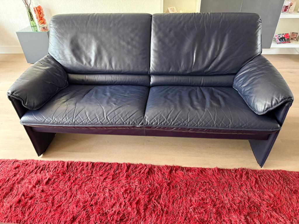 Leolux 2,5 zits Bora Beta bank blauw leer, Huis en Inrichting, Banken | Bankstellen, Ophalen, 150 tot 200 cm, Tweepersoons, Zo goed als nieuw