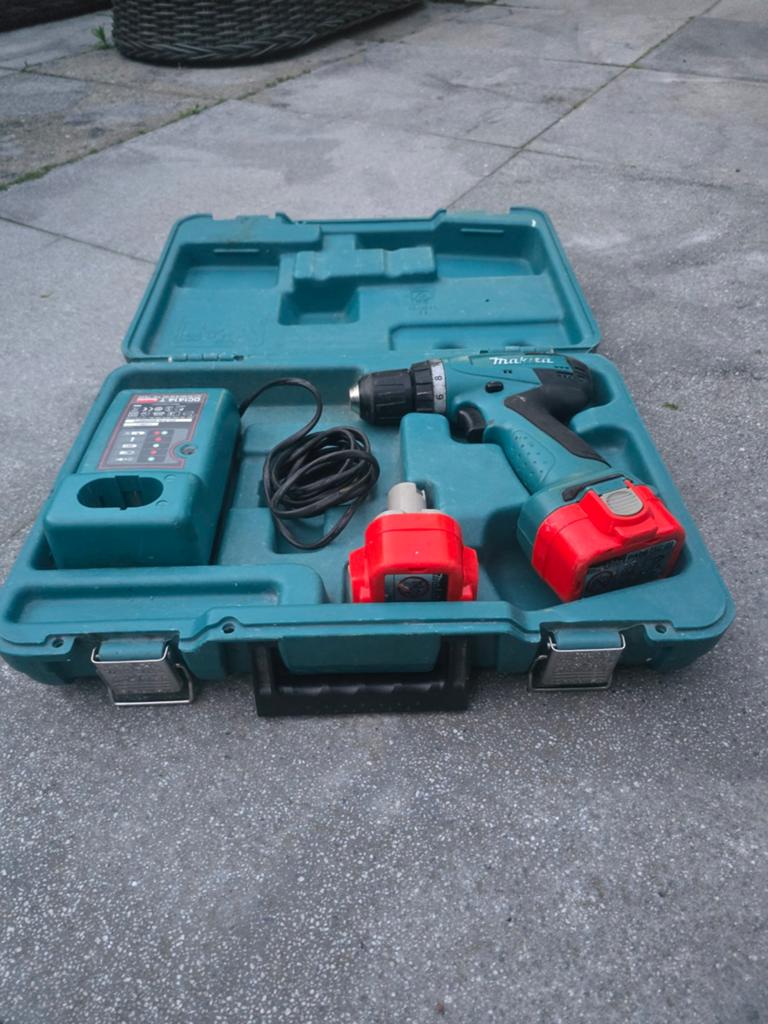 Makita Accuboormachine met 2 accu's en oplader in koffer, Gebruikt, Variabele snelheid, Ophalen of Verzenden, Boor- en Schroefmachine