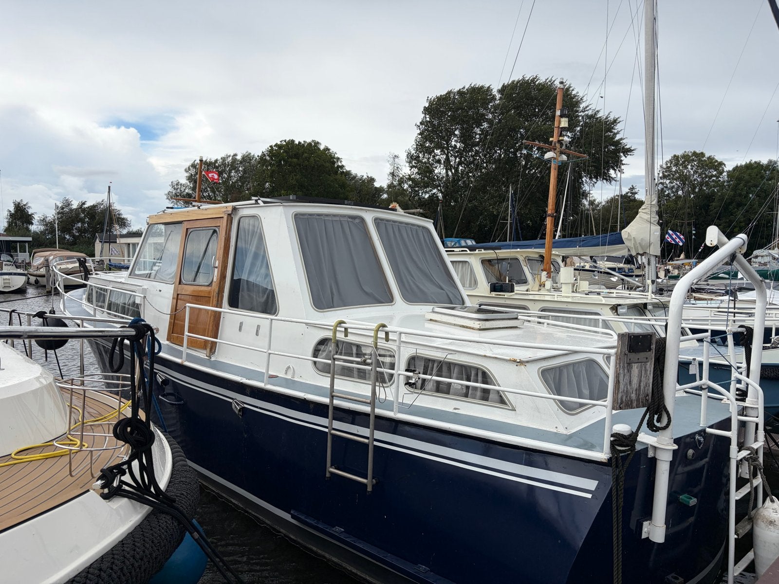 Stalen Motorjacht met zonnepanelen en complete uitrusting, Watersport en Boten, Overige merken, Gebruikt, Binnenboordmotor, Keuken