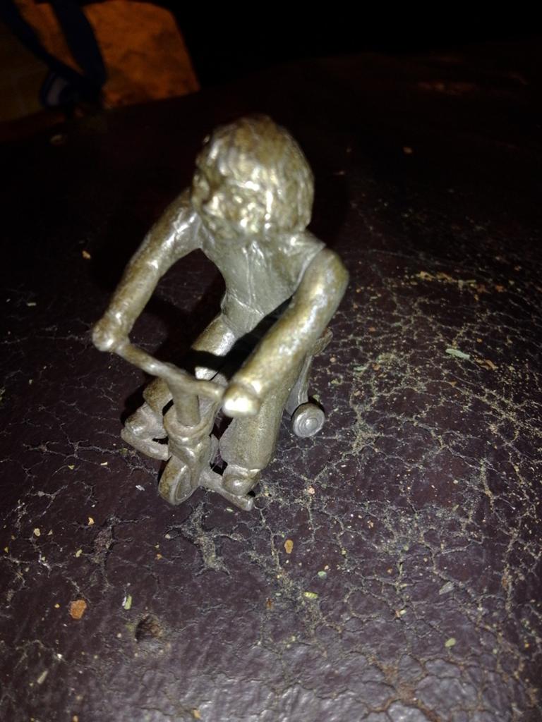 Vintage metalen beeldje jongen op step, Antiek en Kunst, Ophalen of Verzenden