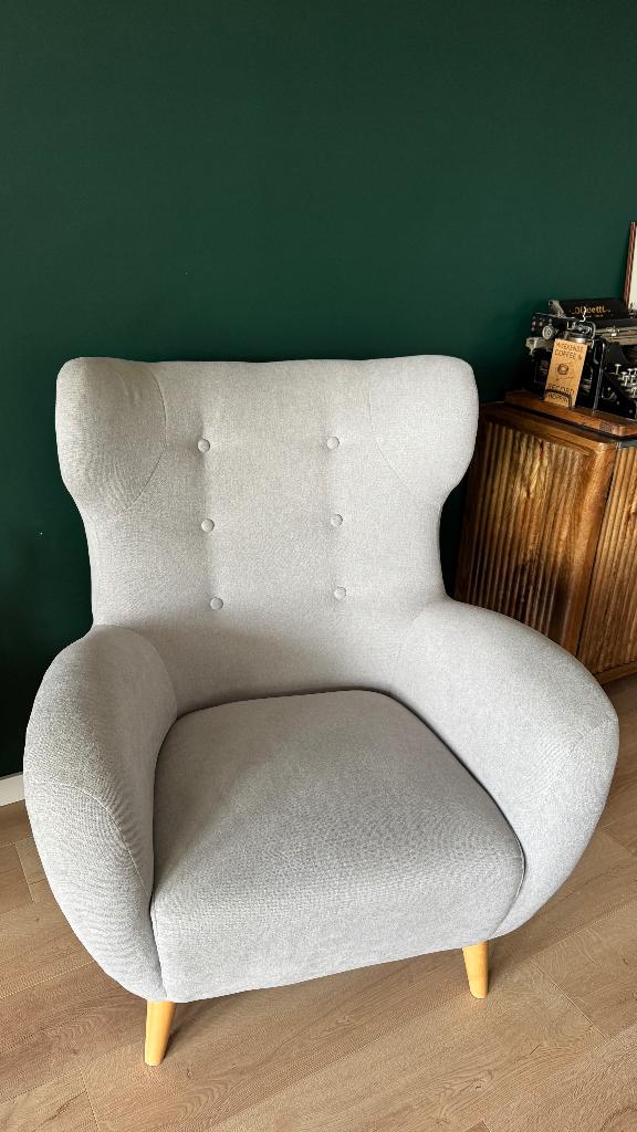 Fauteuil grijze stof met houten poten, Huis en Inrichting, Fauteuils, Ophalen, 100 tot 125 cm, Zo goed als nieuw, 75 tot 100 cm