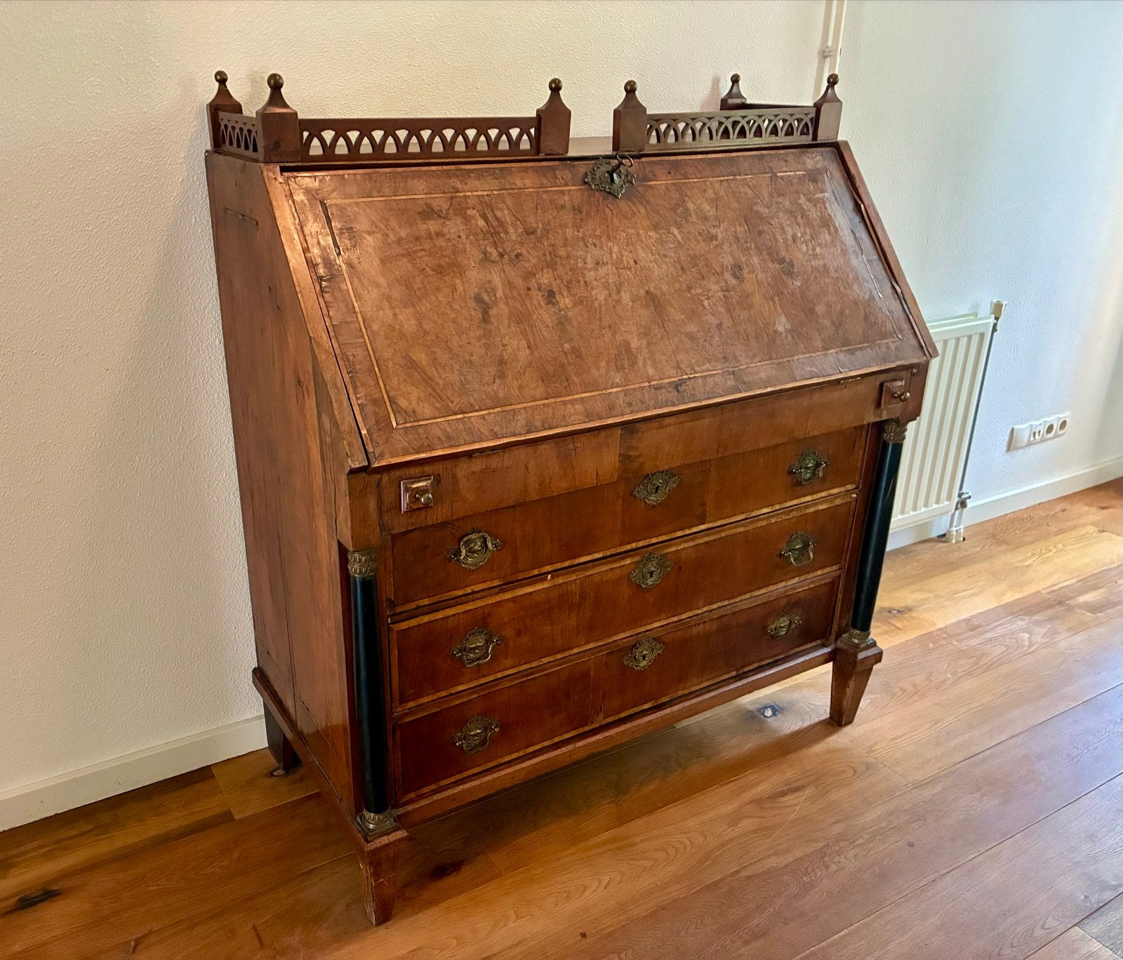 Foto 10 van Antiek secretaire met lades en verborgen vakken