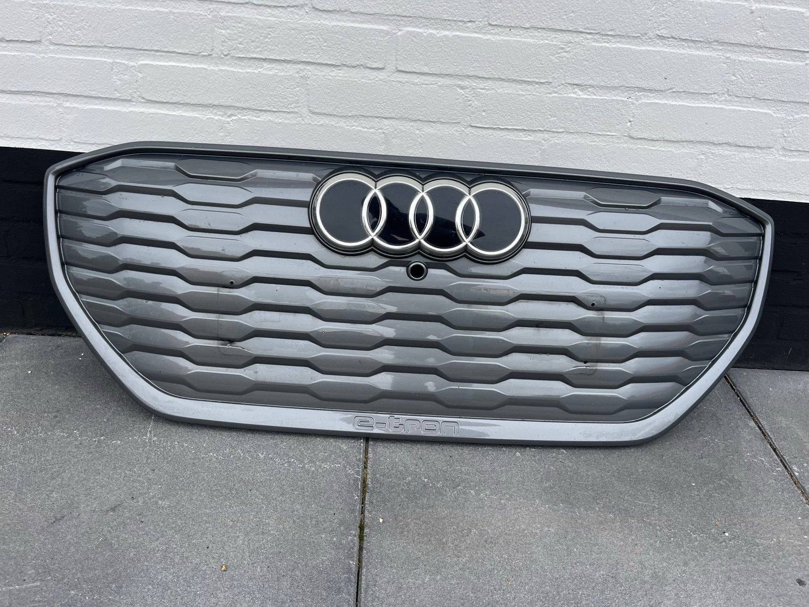 Audi Q4 E-tron Sportback Neongrijs grill met logo - Gebruikt, Auto-onderdelen, Gebruikt, Voor, Bumper, Audi