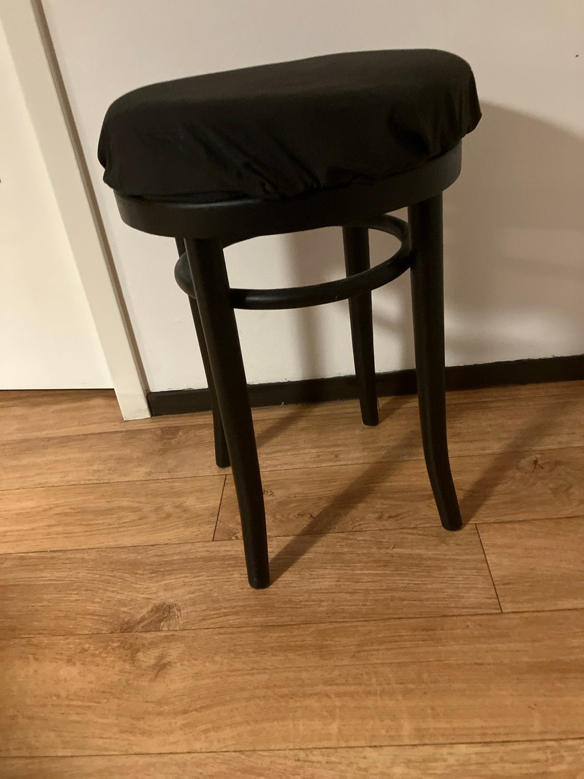 Zwarte barkruk met comfortabele zitting, Huis en Inrichting, Ophalen of Verzenden, Zo goed als nieuw, Hout