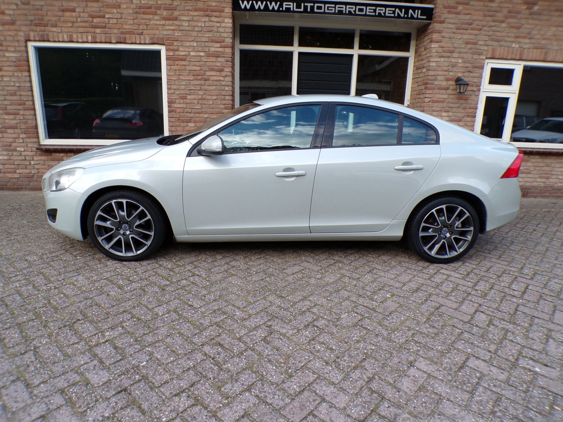 Volvo S60 2.0 D3 Kinetic Automaat / leder / Navi, Auto's, Gebruikt, Zwart, 1984 cc, S60