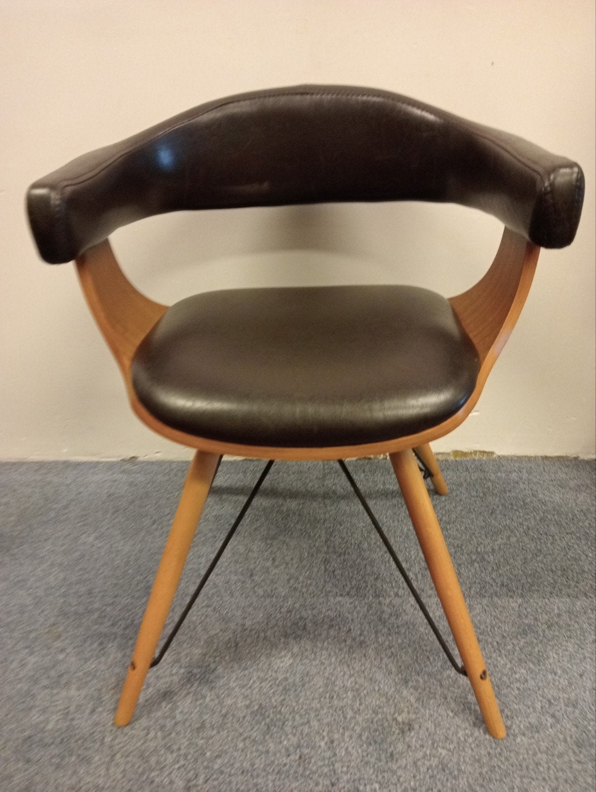 Stijlvolle fauteuil met houten frame en leren bekleding