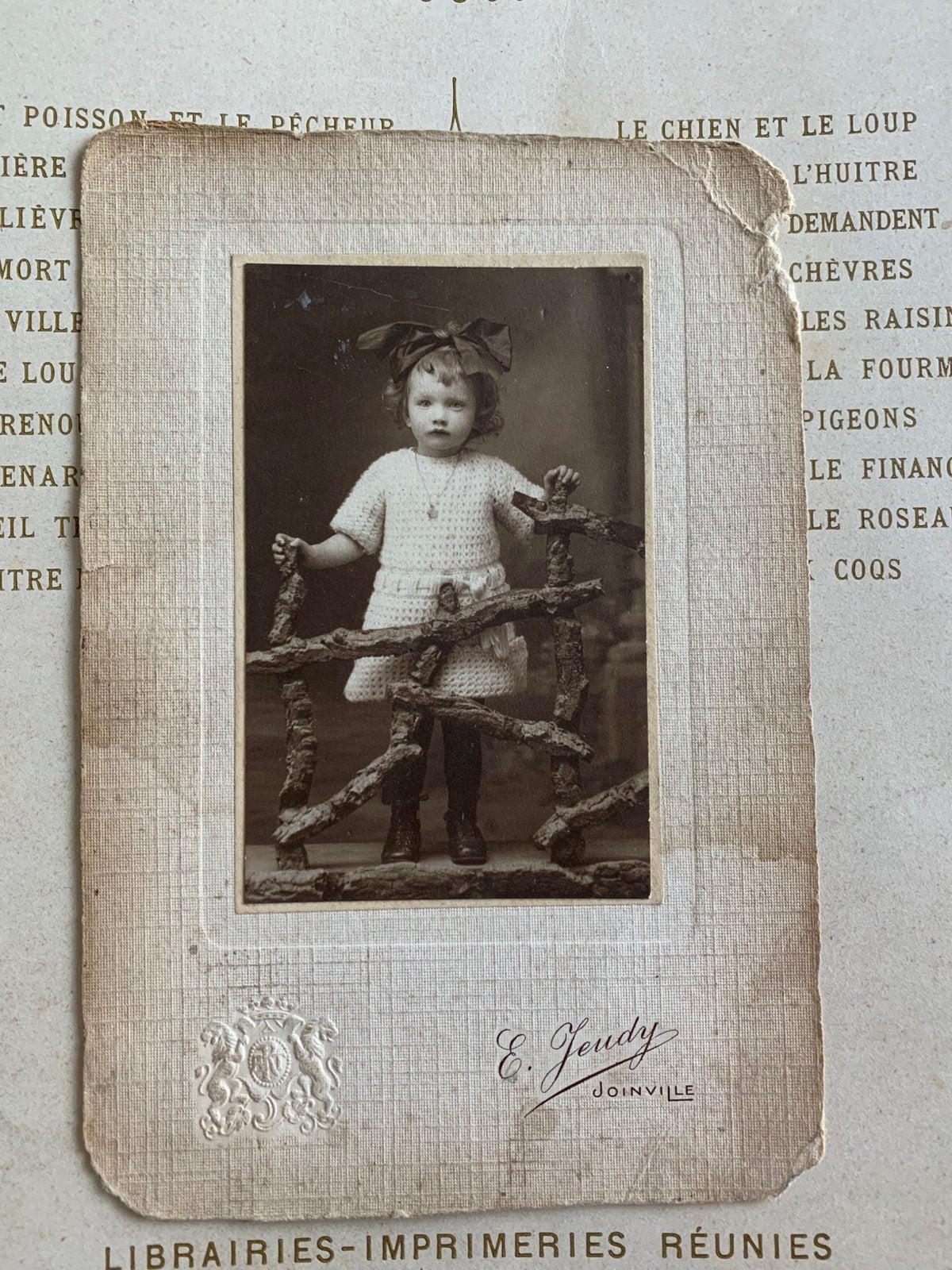 Foto - meisje met strik (EL), Gebruikt, Foto, Ophalen of Verzenden, Voor 1940
