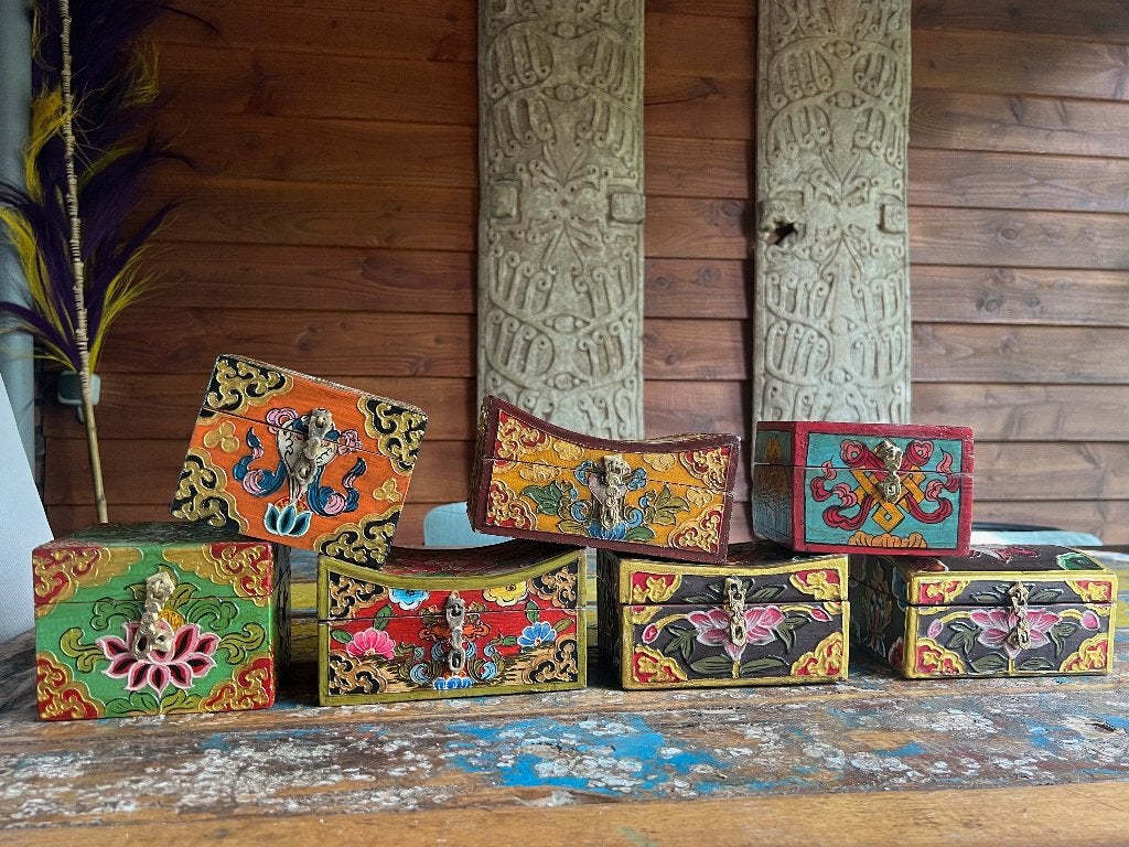 Tibetaanse kistjes handbeschilderd Tibet kist handwerk, Huis en Inrichting, Nieuw, Minder dan 50 cm, Ophalen of Verzenden, https://verburgtvintage.nl/#contact