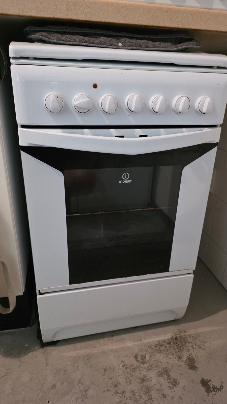 Indesit gasfornuis met oven - Gratis af te halen, Ophalen, Gebruikt, 4 kookzones, Gas