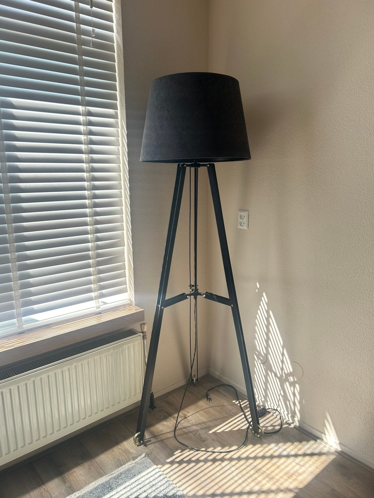 Tripod. Lamp. Vloerlamp. Zwarte lamp. industrieel, Huis en Inrichting, Lampen | Vloerlampen, Ophalen, 150 tot 200 cm