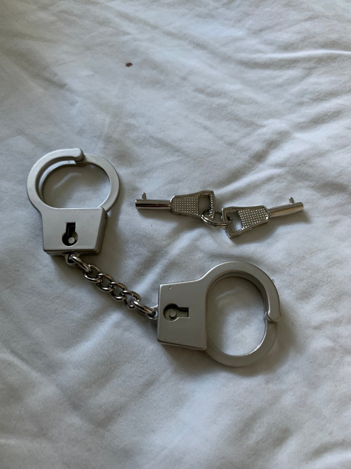 Mini handboeien sleutelhanger met sleutels, Verzamelen, Verzenden, Nieuw, Overige typen