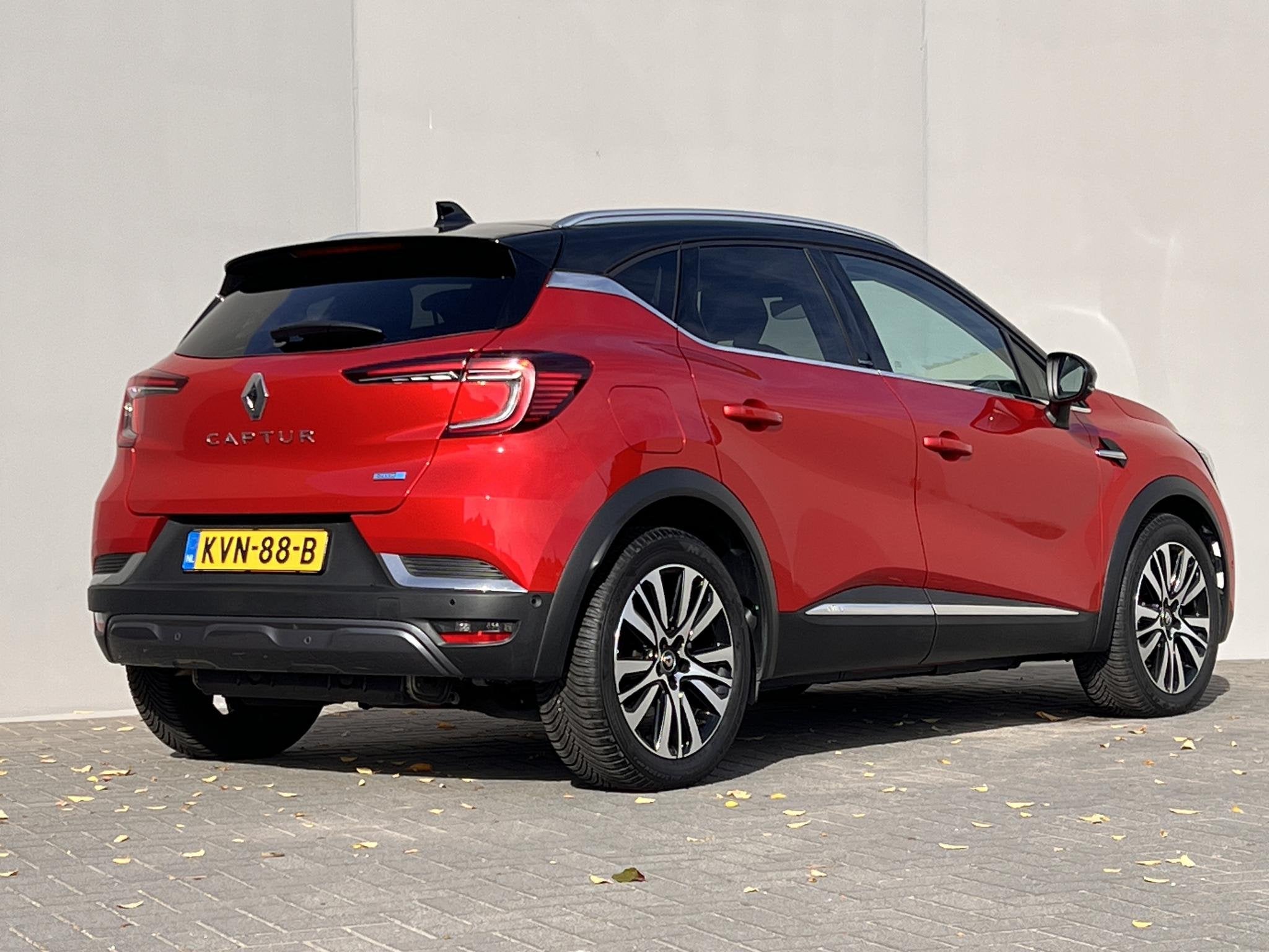 Renault Captur 1.6 E-Tech Plug-in Hybrid 160 Initiale Paris, Auto's, Dealer onderhouden, Gebruikt, 4 cilinders, Bedrijf