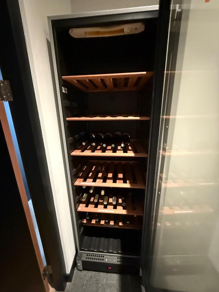 Wijn klimaatkast / wijn koelkast, Witgoed en Apparatuur, Koelkasten en IJskasten, Ophalen, Zonder vriesvak, 200 liter of meer