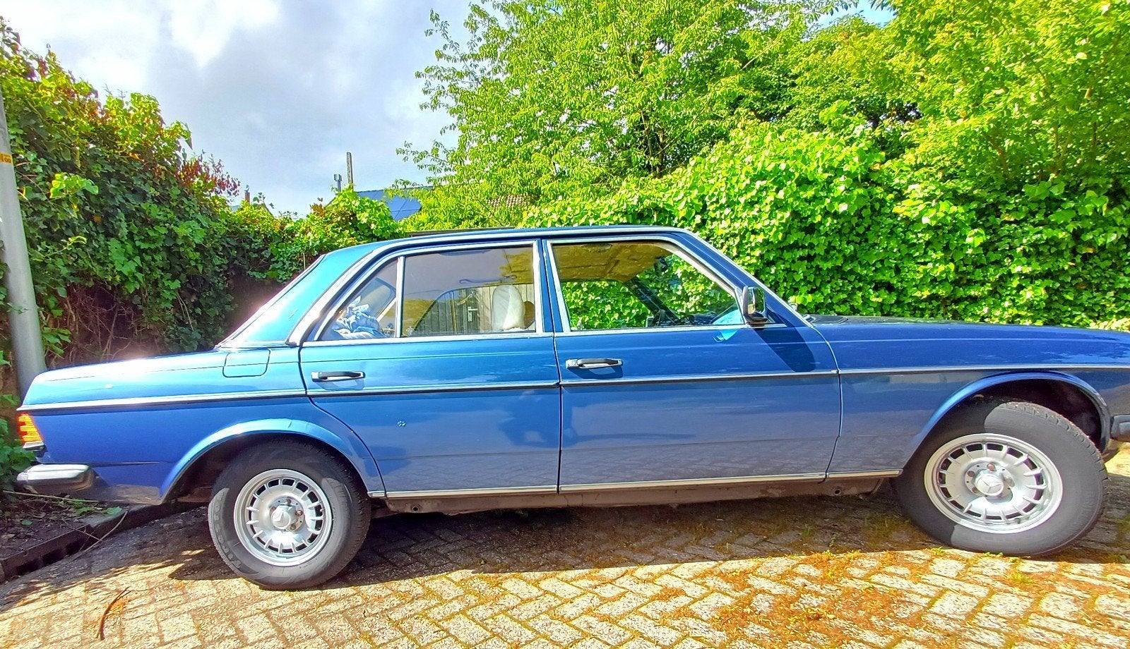 Mercedes-Benz 200-Serie 2.0 200 AUT 1983 Blauw, Beige, 4 cilinders, Blauw, Sedan