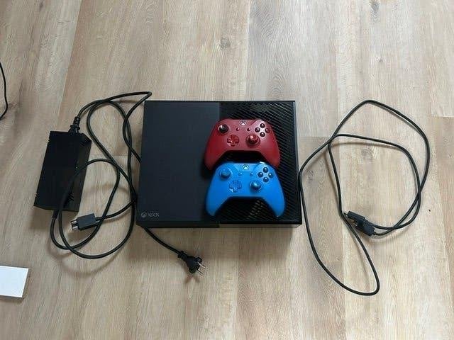 Xbox One, Spelcomputers en Games, Ophalen, Xbox One, Met 2 controllers, 500 GB