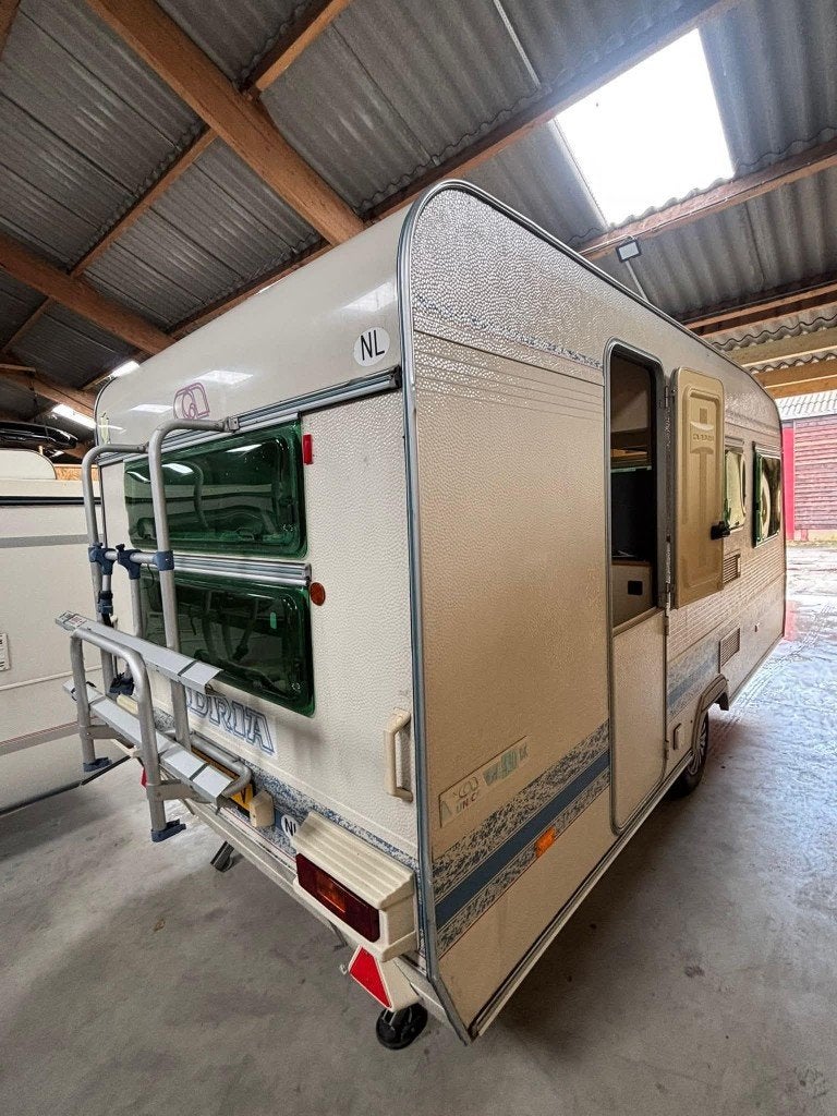 adria stapelbedden   430 lichtgewicht 730 max 1000, Caravans en Kamperen, Caravans, Bedrijf, tot en met 4, 750 - 1000 kg, Rondzit