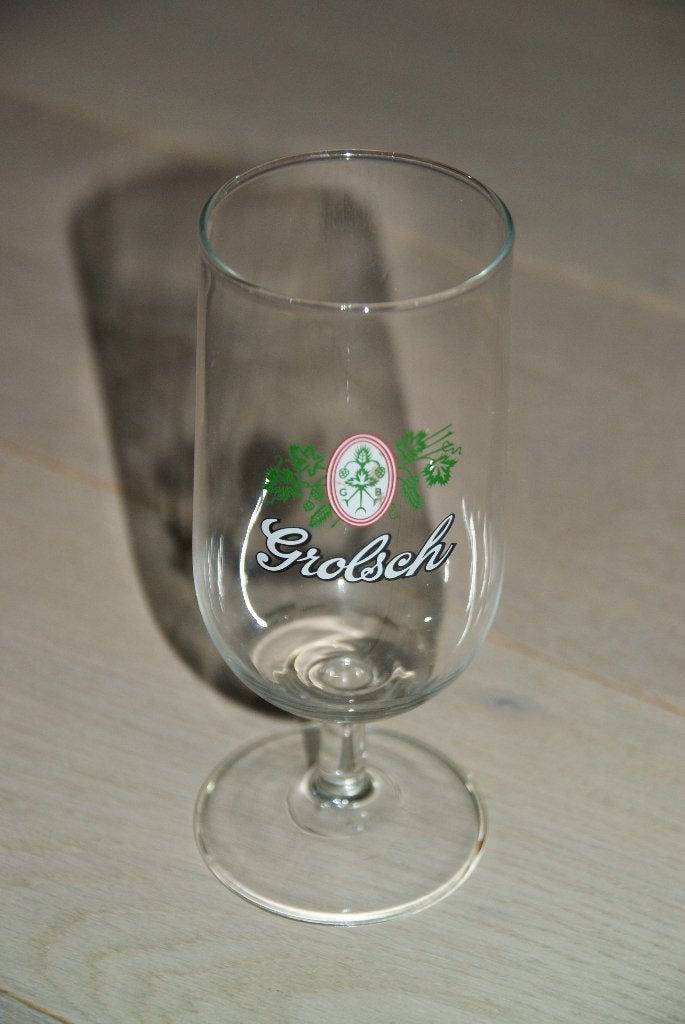 Te koop: Bierglas op een voet van het merk Grolsch, Verzamelen, Ophalen of Verzenden, Nieuw, Glas of Glazen, Grolsch