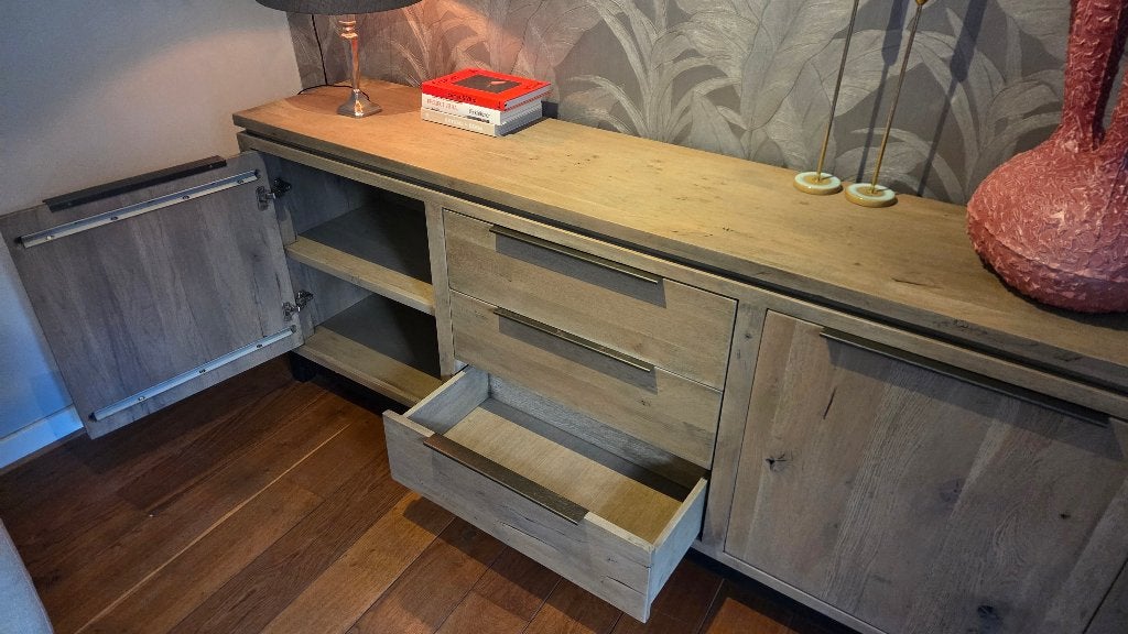 Foto 4 van Dressoir - geborsteld robuust eiken