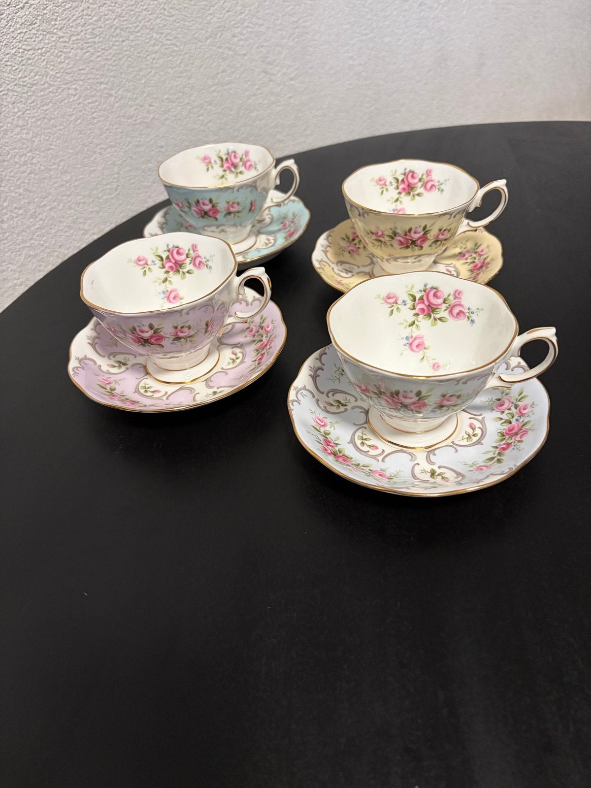 Set van 4 Royal Albert Rose du Barry theekopjes en schotels, Antiek en Kunst, Ophalen of Verzenden