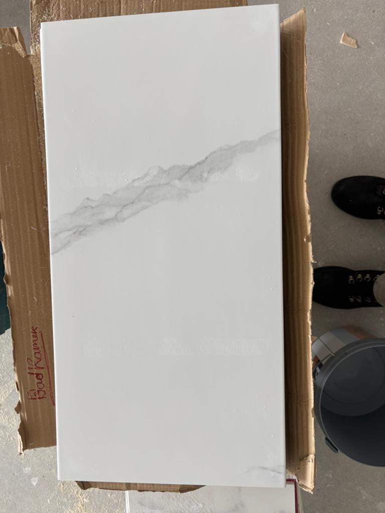 Witte keramische tegels 30x60 cm met marmerlook (10 m2), Doe-het-zelf en Verbouw, Tegels, Nieuw, Vloertegels, Keramiek, 40 tot 60 cm