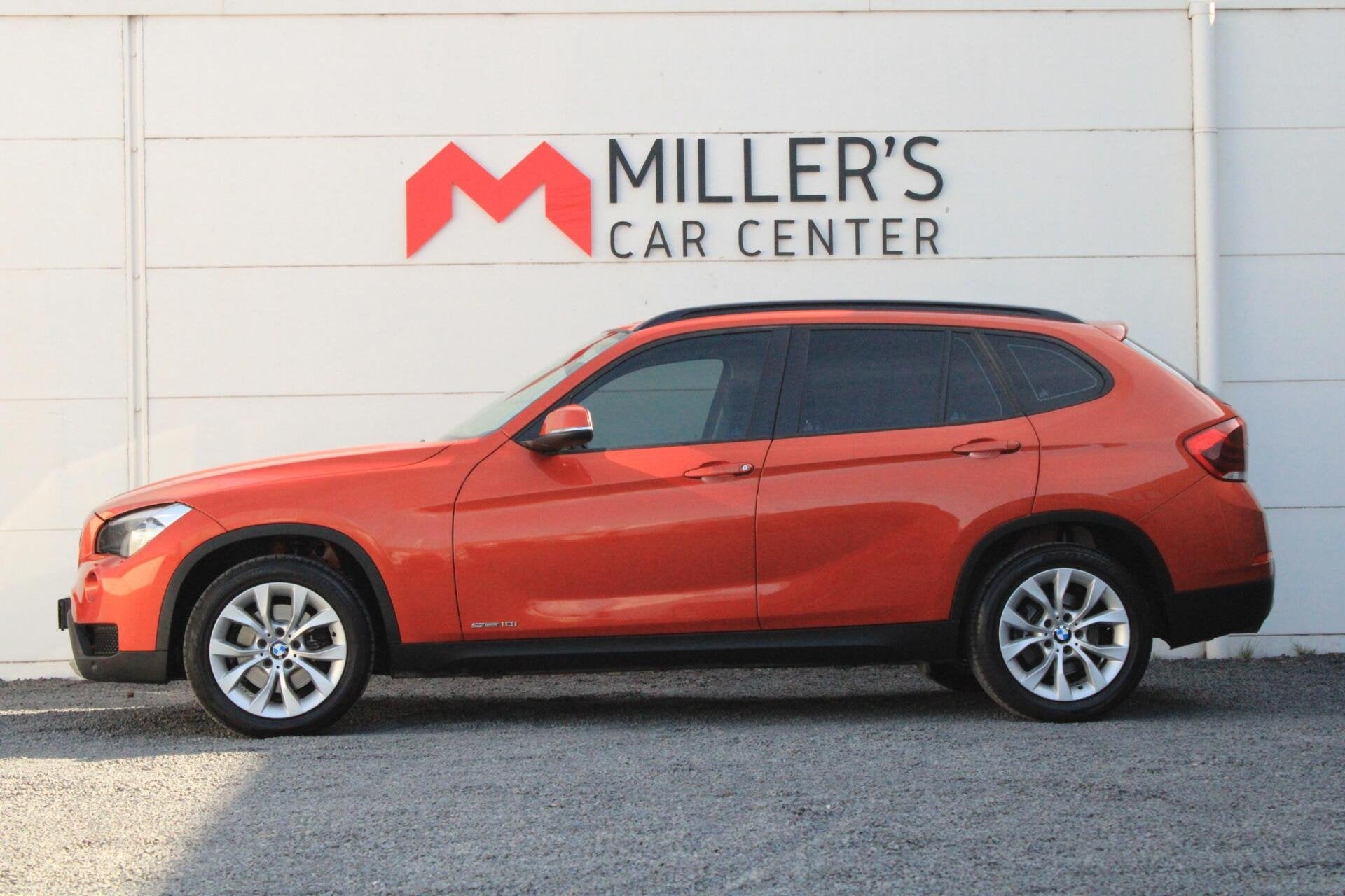 BMW X1 sDrive18i AUT PDC V+A NAVI CARPLAY STOELVERWARMING, Auto's, BMW, Achterwielaandrijving, Leder, Bedrijf, 93 €/maand