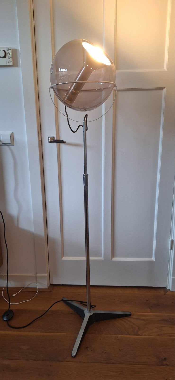 Vintage vloerlamp met glazen bol, chroom en rookglas, Ophalen, Gebruikt, E27 (groot), Glas
