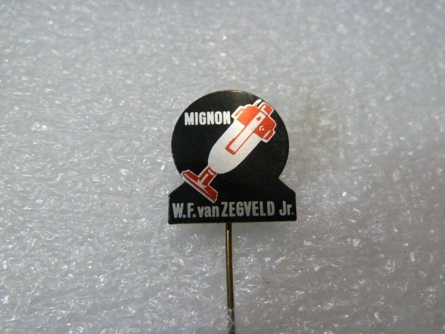 Vintage Mignon W.F. van Zegveld Jr. stofzuiger speldje, Ophalen of Verzenden, Gebruikt, Overige onderwerpen, Speldje of Pin