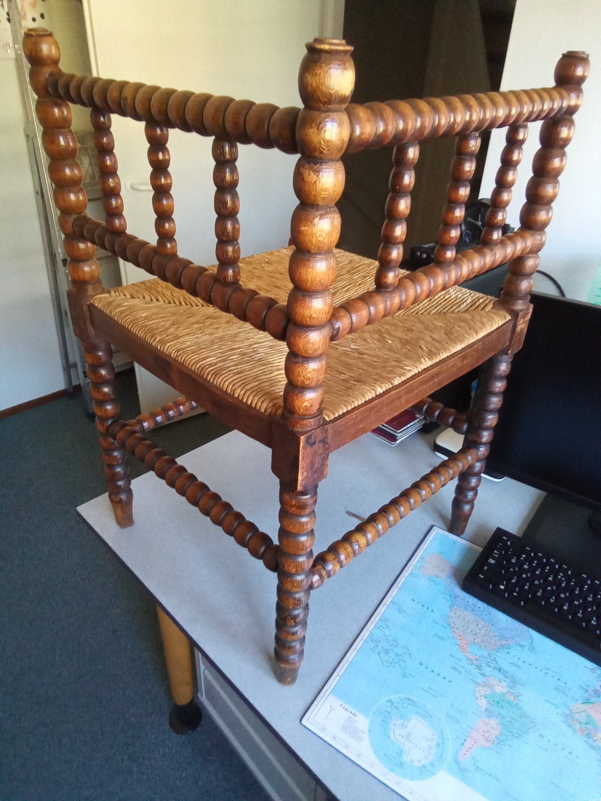 bobbin hoekstoeltje met biezen zitting, Ophalen