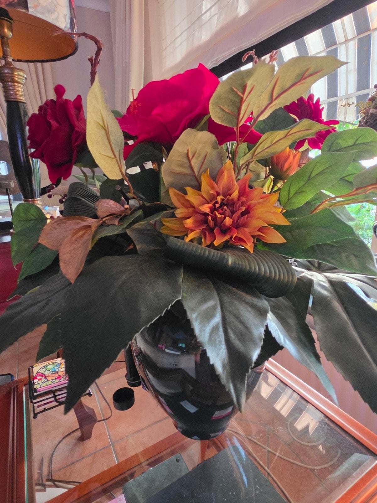 Te koop: Prachtig zijden bloemstuk in donker groene vaas, Ophalen, Zo goed als nieuw