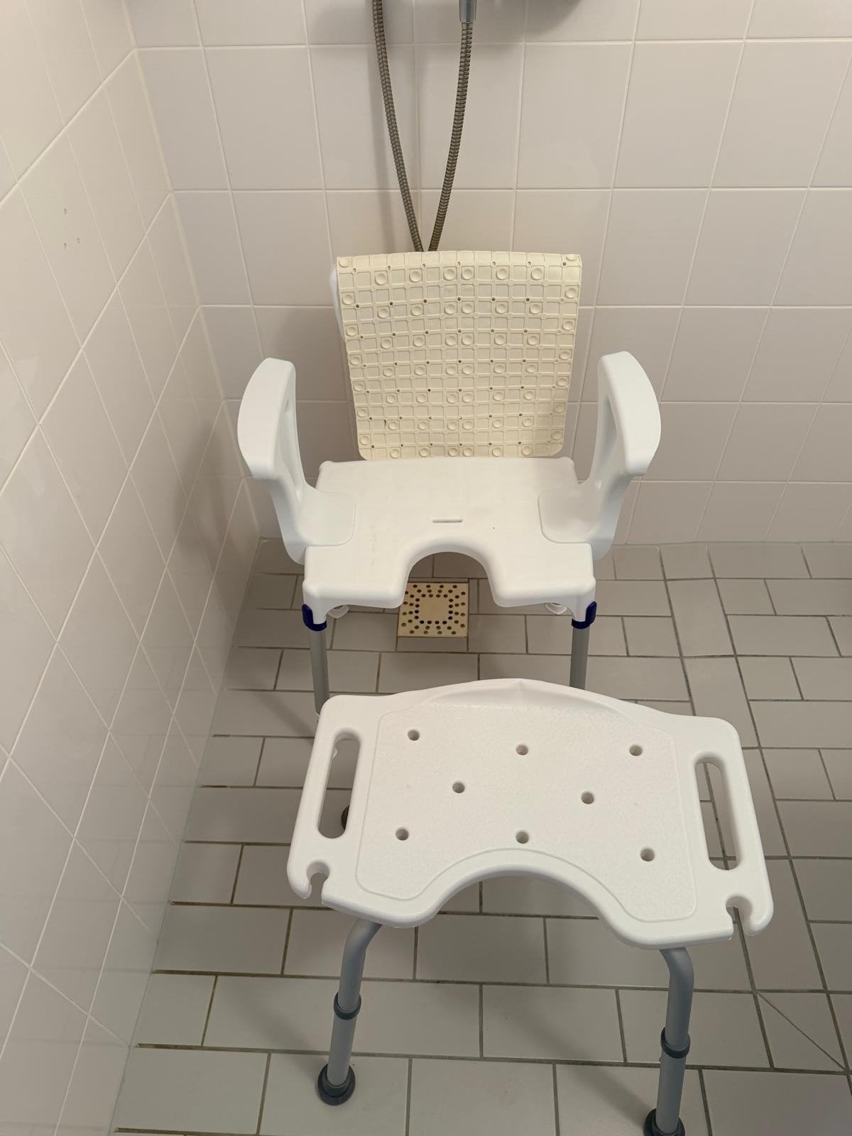 Douchestoel, Huis en Inrichting, Badkamer | Badkamermeubels, Overige typen, Zo goed als nieuw, Minder dan 100 cm, 25 tot 50 cm