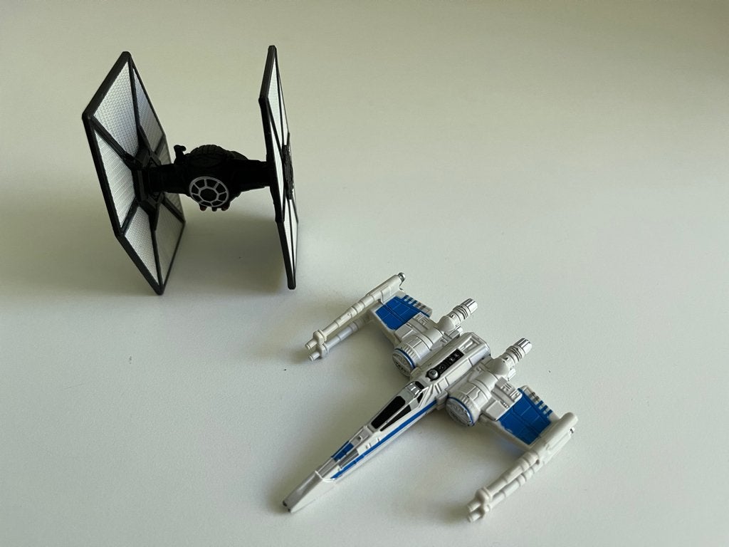2 Hot Wheels Star Wars modelletjes (X-wing & Tie Fighter), Ophalen of Verzenden, Gebruikt, Actiefiguurtje