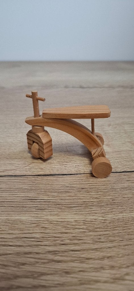 Miniatuur Houten Driewieler / Loopfiets voor Poppenhuis, Poppenhuis, Onbekend, Ophalen of Verzenden, Onbekend