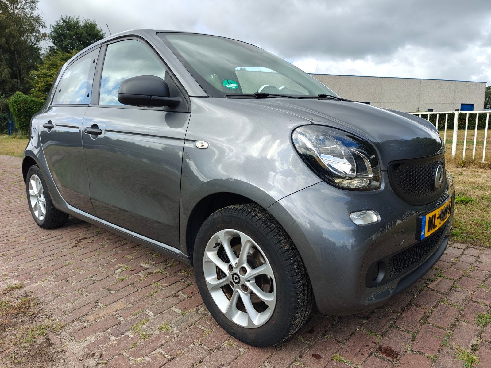 Smart ForFour 1.0 71pk Pure S&S 2017 Grijs Navi Cruise Airco, Auto's, Smart, Start-stop-systeem, 4 stoelen, Origineel Nederlands