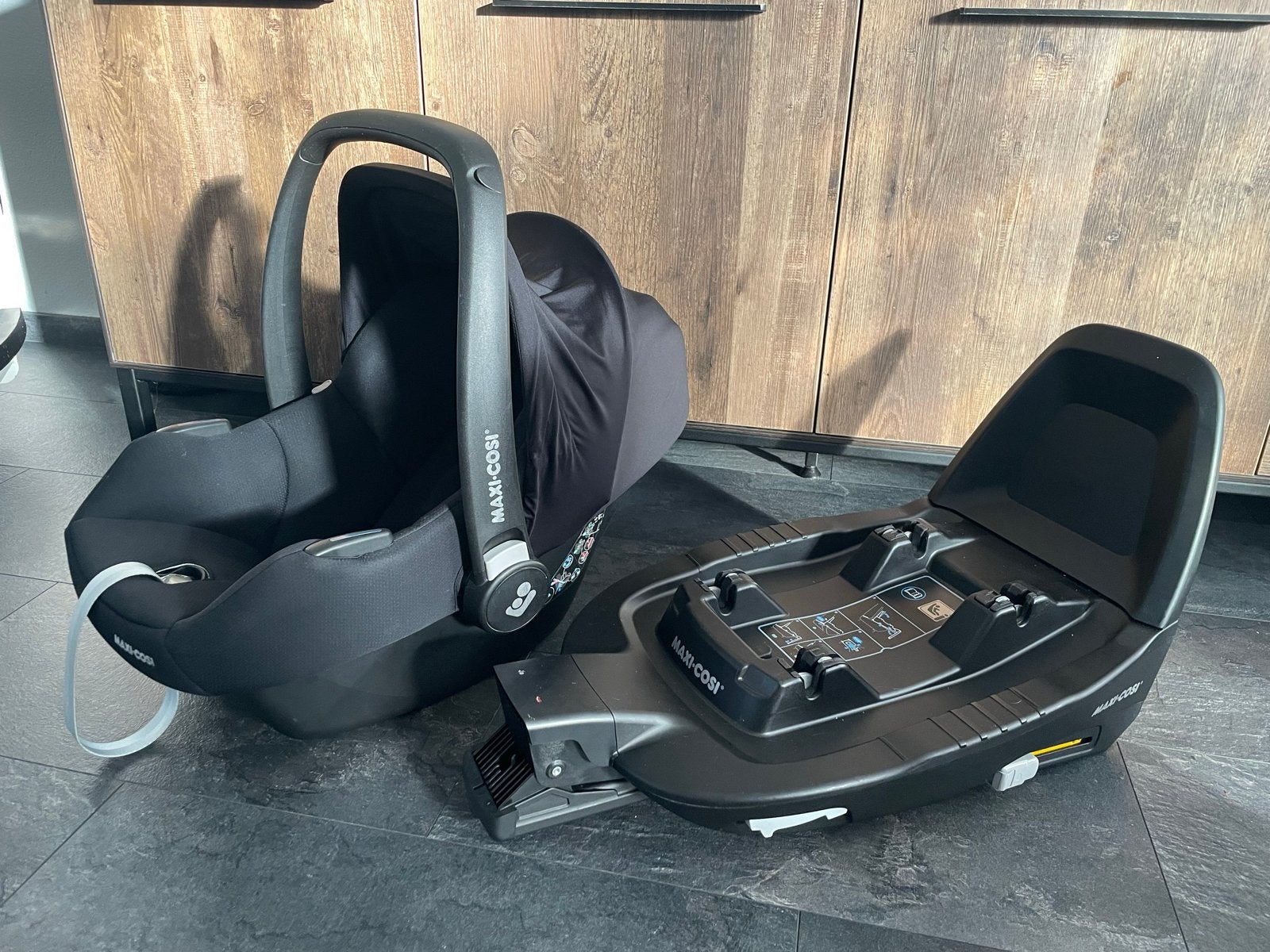 Maxi-Cosi Tinca Essential Black + FamilyFix2 Base, Kinderen en Baby's, Ophalen, Autogordel of Isofix, Zijbescherming, Zo goed als nieuw