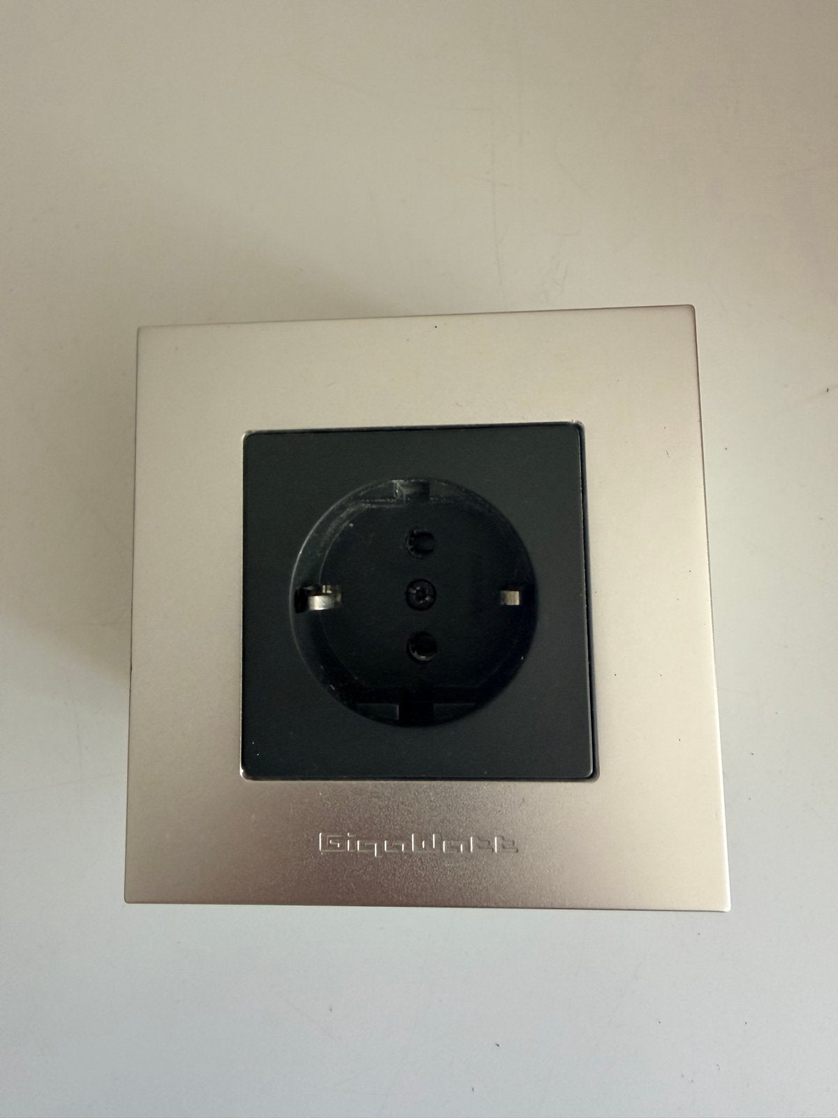 GigaWatt G-044 Single audio-grade schuko wandcontactdoos, Doe-het-zelf en Verbouw, Elektra en Kabels, Ophalen, Zo goed als nieuw