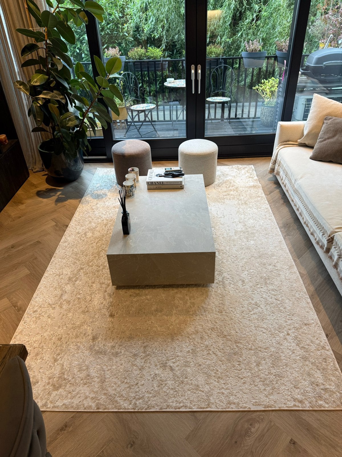 Modern Crème Vloerkleed - Zo goed als nieuw, Huis en Inrichting, Ophalen, 200 cm of meer, Zo goed als nieuw, 200 cm of meer