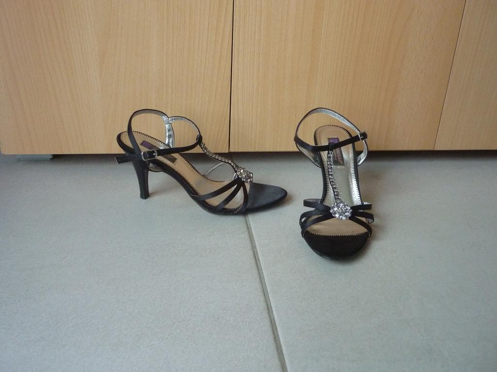 Zwarte satijnen hakken schoenen strass Mt 37 van Jumelles, Ophalen of Verzenden, Zo goed als nieuw, Zwart