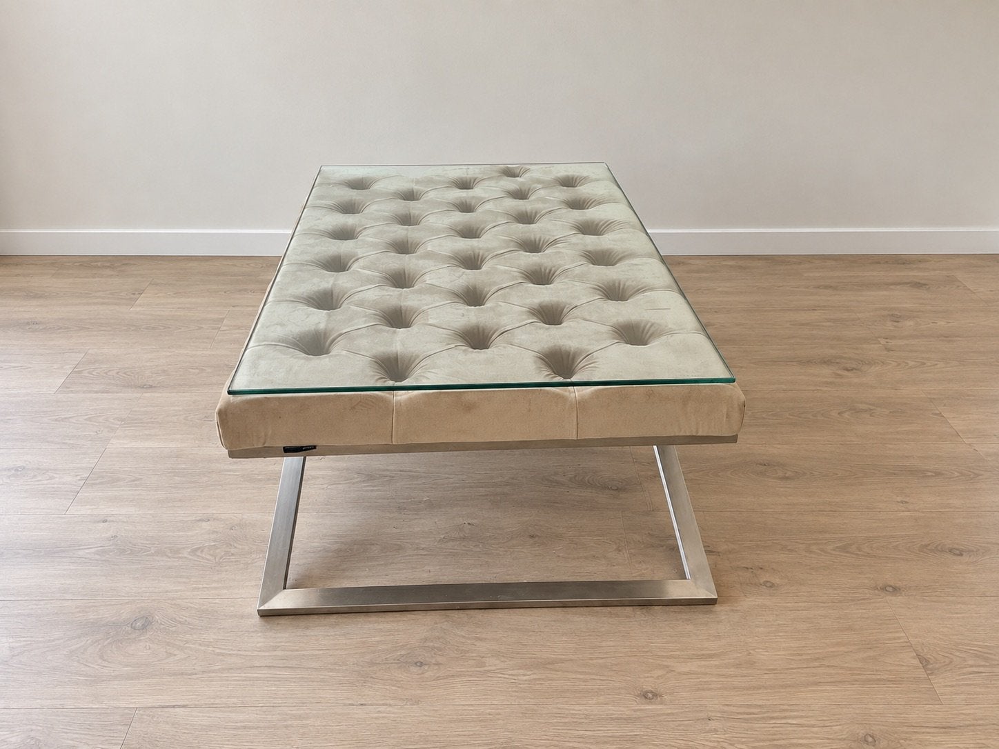 Luxe salontafel met glasblad – beige velvet & RVS onderstel, Ophalen, Gebruikt, 75 cm of meer, 60 cm of meer
