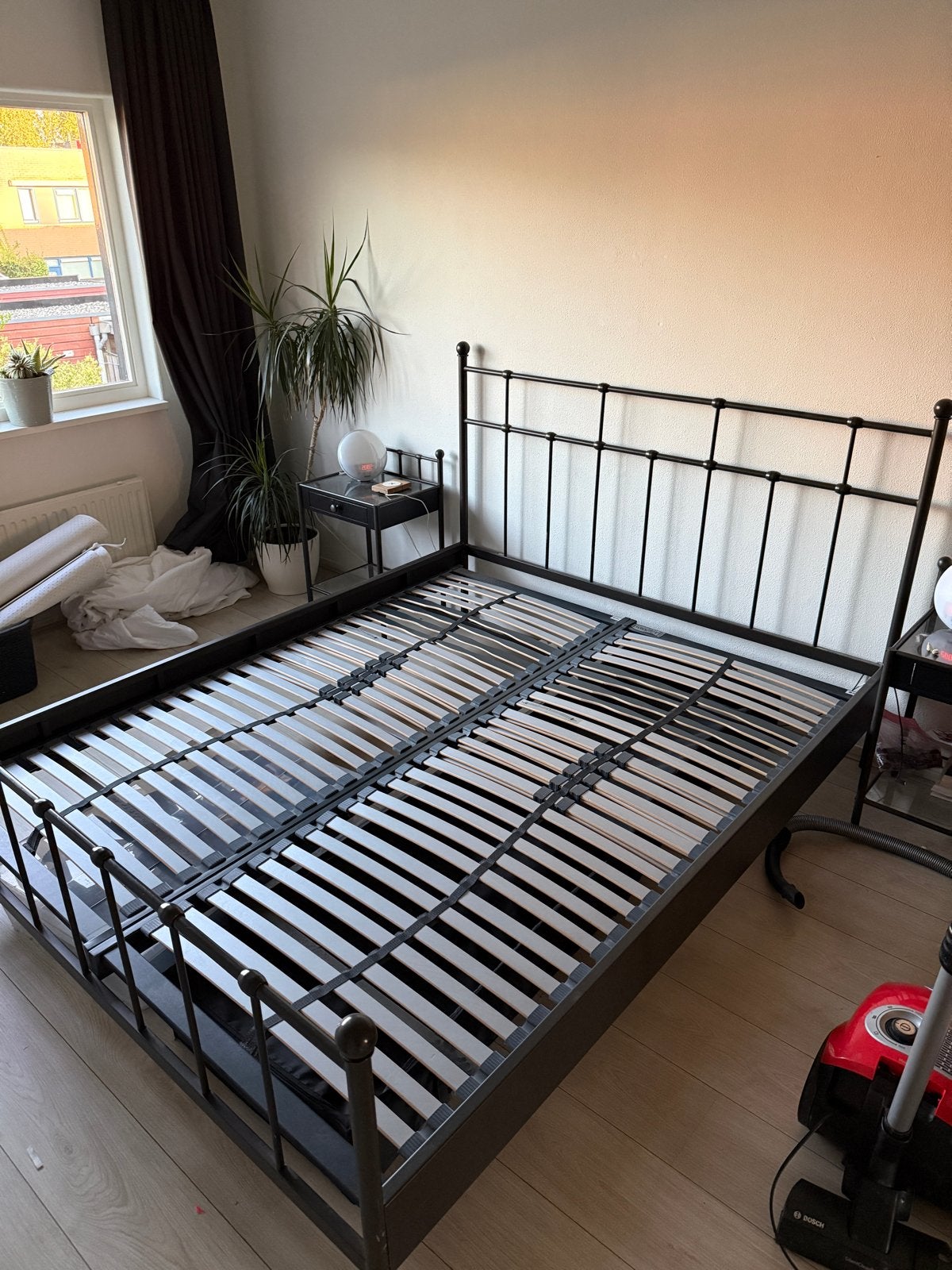 Tweepersoonsbed met lattenbodems en nachtkastjes, Ophalen, Zwart, Tweepersoons, Zo goed als nieuw