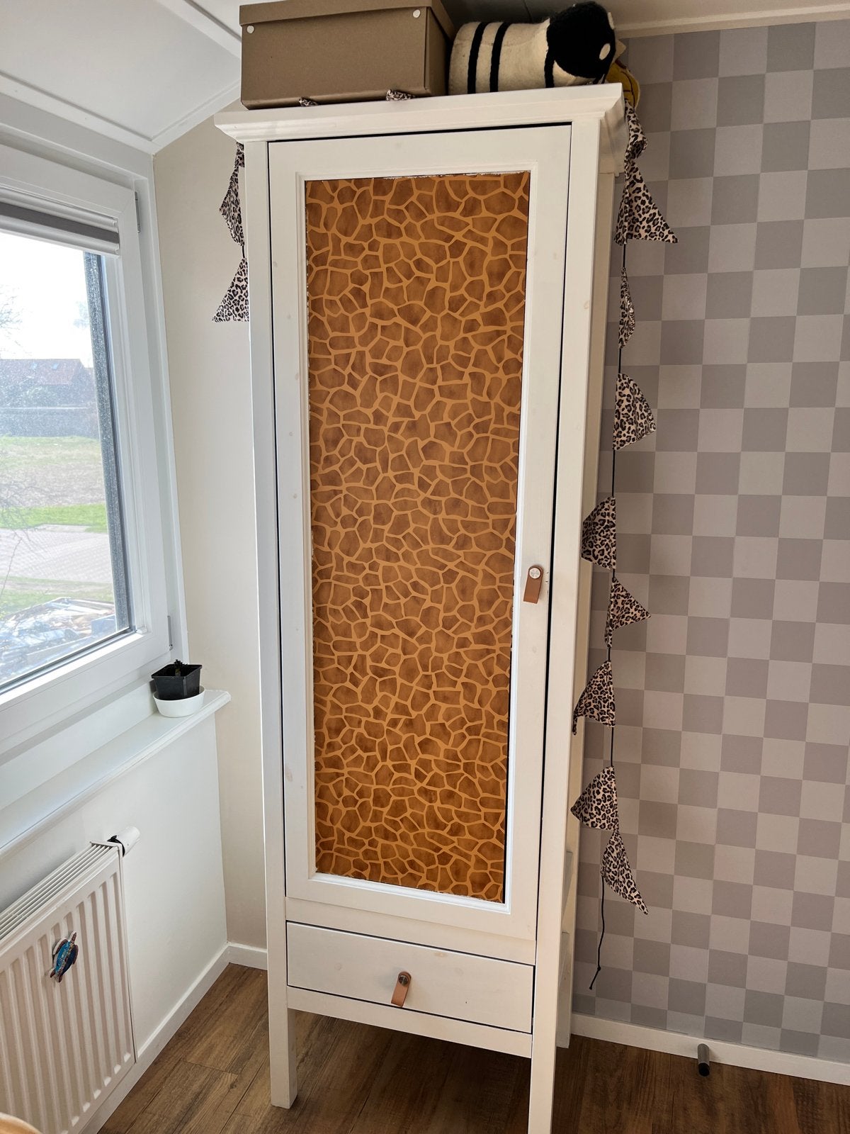 Witte kast met giraffe print en lade, Ophalen, Minder dan 50 cm, Gebruikt, Met lade(s)